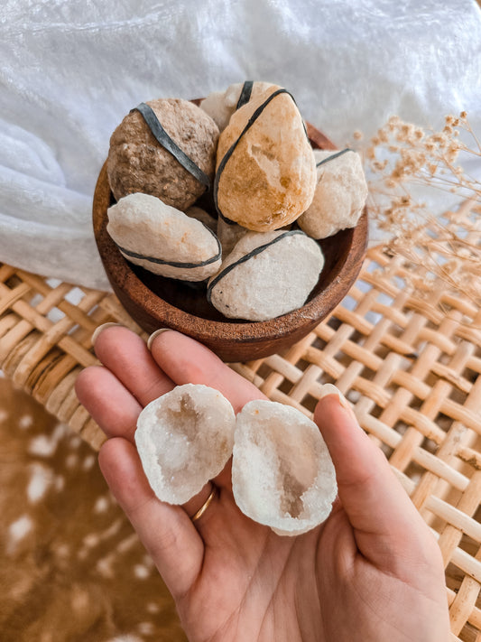 QUARTZ THUNDER MINI GEODE - NATURAL