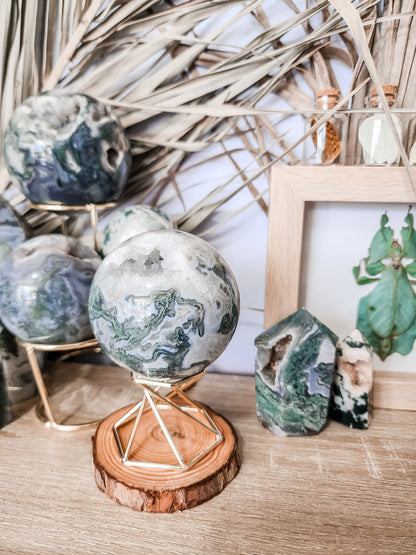 GEOMETRIC CRYSTAL SPHERE STAND